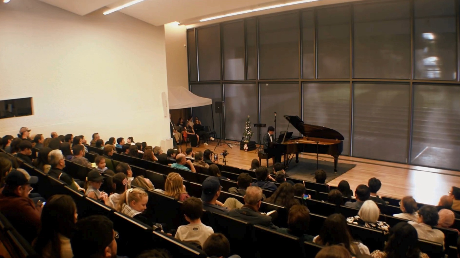 Lucas tocando piano frente a público en vivo